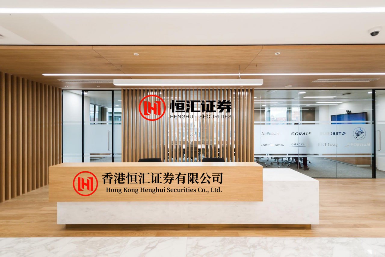 恒牛所配资官网 60岁大山近照发白，重庆妻子仍显风韵，这段跨国婚姻凭啥走30年